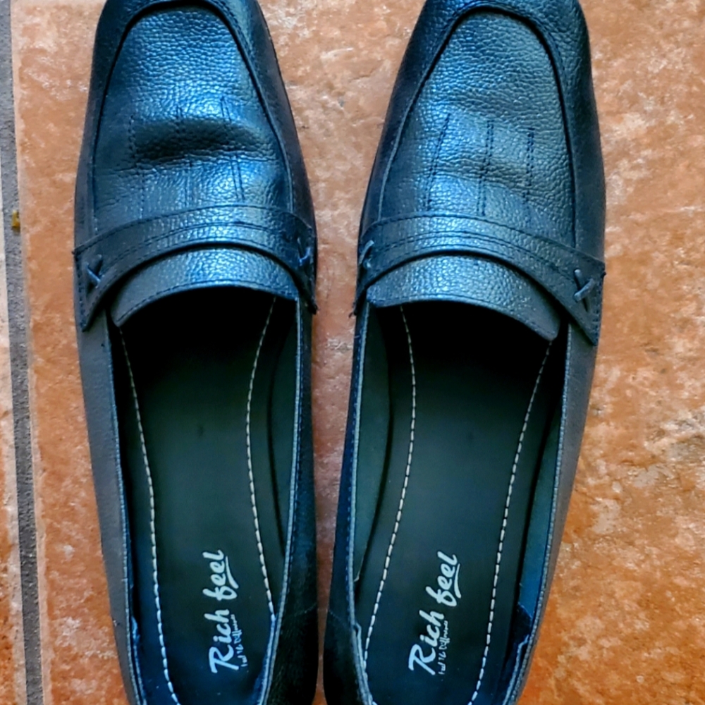 Women's closed toe heeled boots